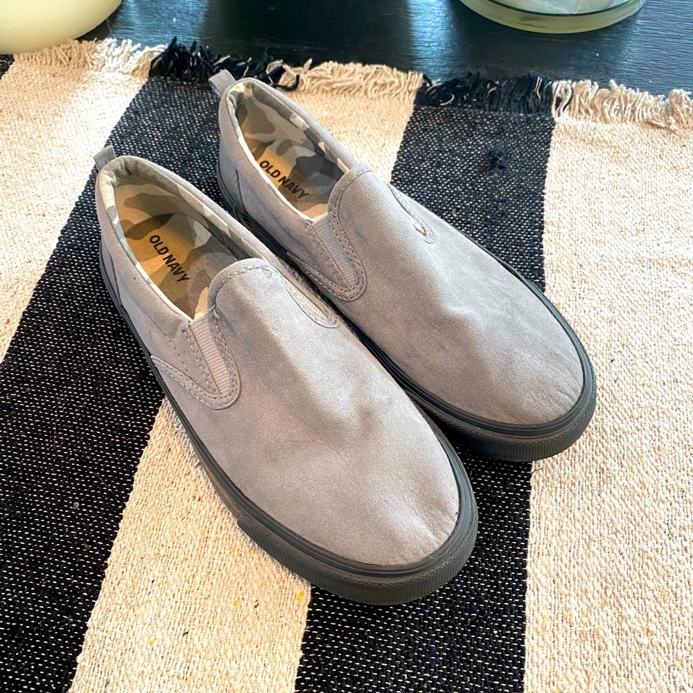 Old Navy Boys Gray Suede Slip on Sneakers Size 6